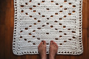 bathroom rug with feet